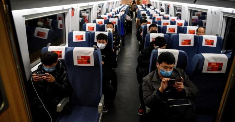 ركاب قطار في الصين يرتدون الكمامات (أ.ف.ب)