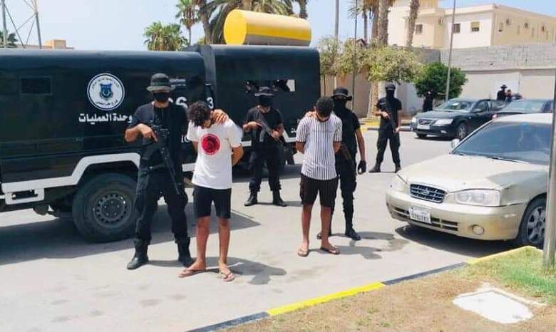 ضبط شخصين على متن مركبة مسروقة بجنوب طرابلس