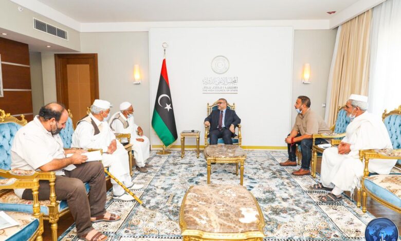 رئيس المجلس الأعلى للدولة يلتقي وفداً من أعيان وحكماء ومشايخ منطقة الشويرف