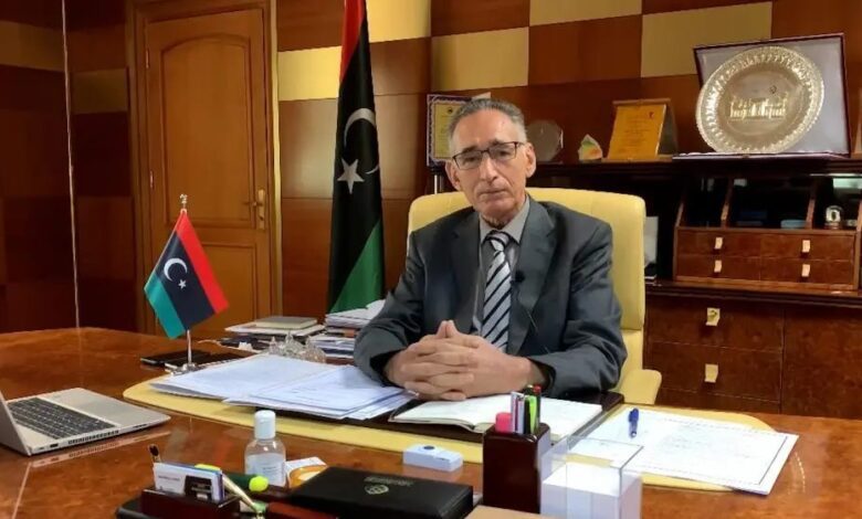 وزير الاقتصاد والتجارة محمد الحويج