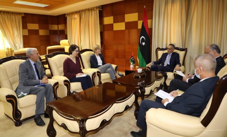 وزير الاقتصاد والتجارة يلتقي سفير المملكة المتحدة لدى ليبيا.