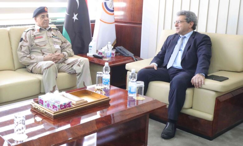 استقبل معالي وزير النفط والغاز المهندس محمد إمحمد عون بمكتبه العميد علي الديب رئيس جهاز حرس المنشأت النفطية.