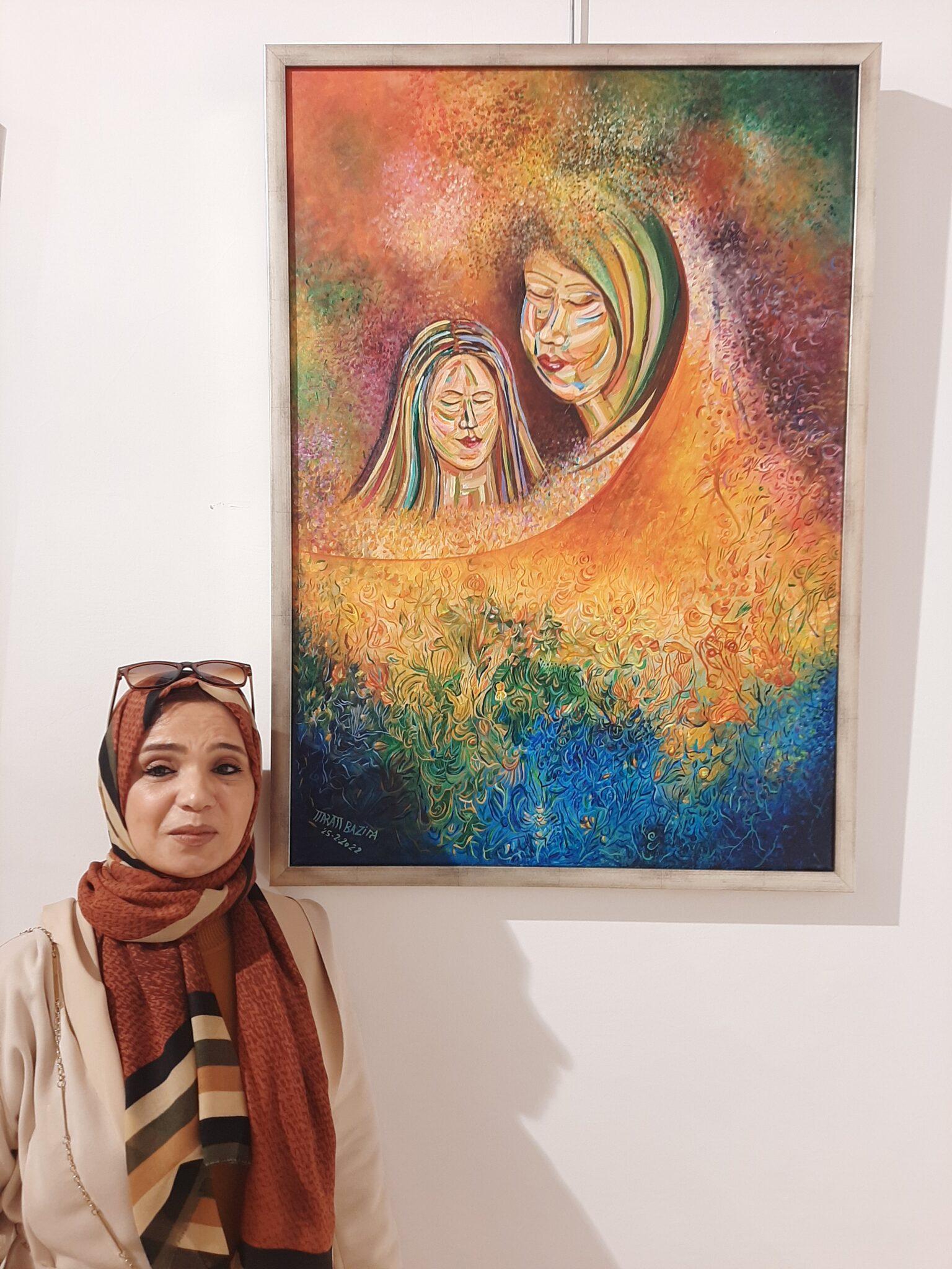 تواصل فاعليات معرض تداخل للفنون التشكيلية وسط حضور ومشاركة واسعة 8 الفنانة مريم عيسى بازينة أحد المشاركين بالمعرض