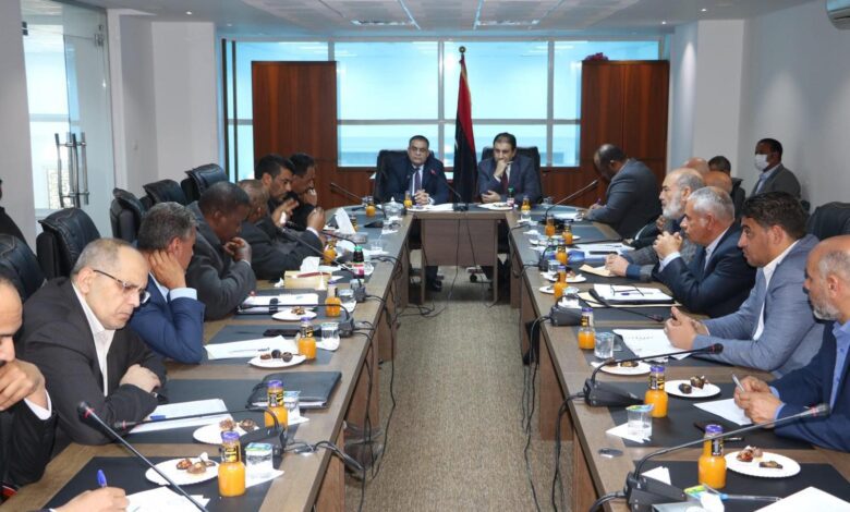 وزير المواصلات يعقد اجتماعا موسعا مع 41عميد من عمداء بلديات ليبيا .