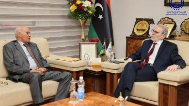 رئيس مجلس إدارة المؤسسة الوطنية للنفط يجتمع بعميد بلدية اجخرة