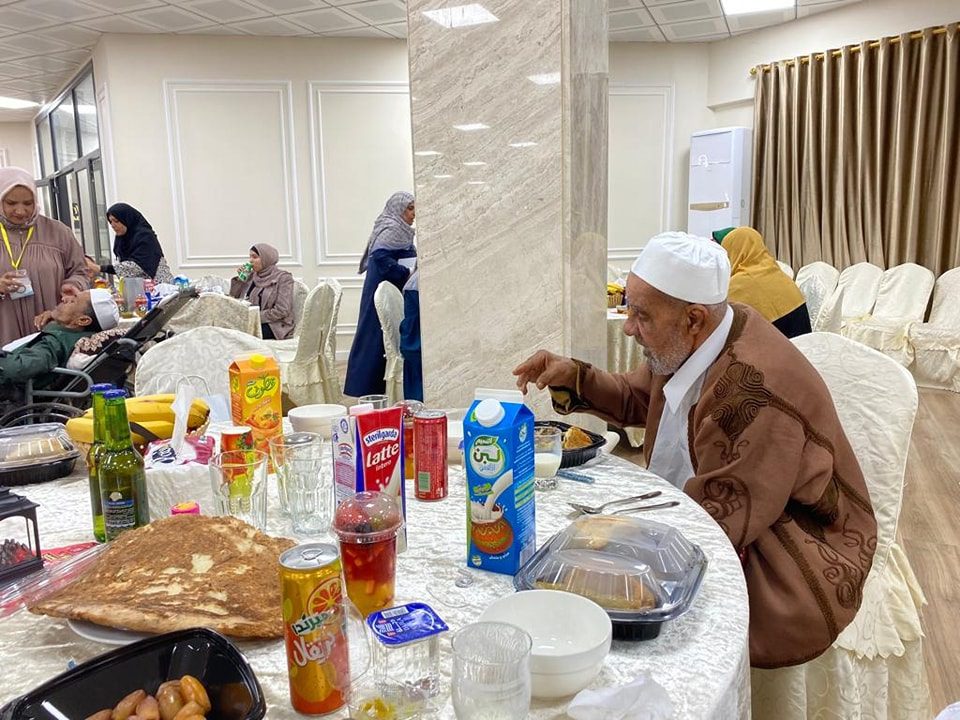 بحظور الوزير، مصلحة التَّفتيش والتَّوجيه التَّربوي يشاركون نزلاء دَار الْوفاء لِرعاية العَجزة والمُسنِّين بِطرابلس مأدبة إفطارهم