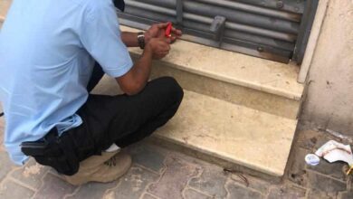 ضمن الجولات التفتيشية التي يقوم بها عناصر الحرس البلدي ببلدية طرابلس المراكز وخلال جولة لهم بمنطقة النوفليين بطرابلس قفل سوق أرزاق بعد العثور على عدد من المخالفات ومواد منتهية الصلاحية كانت معروضة للبيع للمواطن رغم مرور أسابيع على إنتهاء صلاحيتها وعلى الفور أتخدت الإجراءات القانونية ضده وقفل السوق بالشمع الأحمر