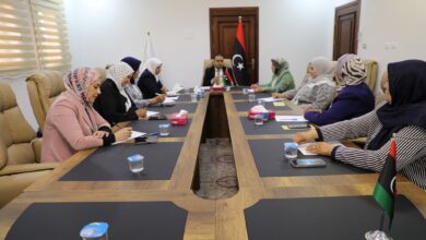 وزير الخدمة المدنية المكلّف يلتقي عدد من مديرات مكاتب تمكين المرأة بالوزارات