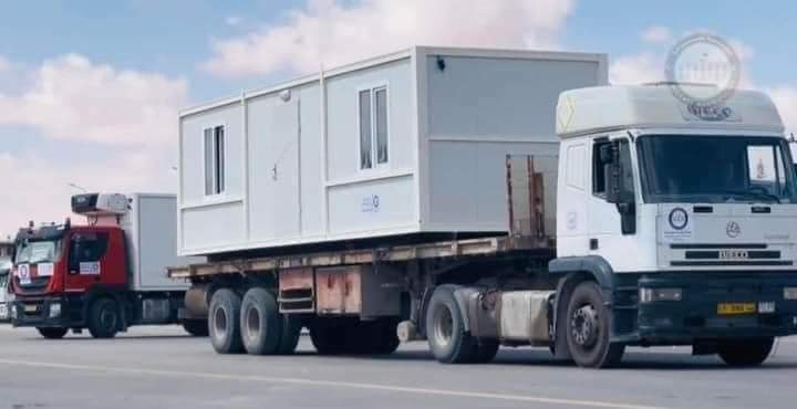 اسطول من شاحنات الإغاثة والبيوت المتنقلة قادمة من المناطق الغربية يعبر مدينة سرت باتجاه المناطق المتضررة من الفيضانات .