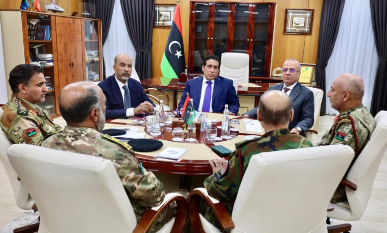القائد الأعلى للجيش يجتمع برئيس الأركان العامة وآمري المناطق العسكرية