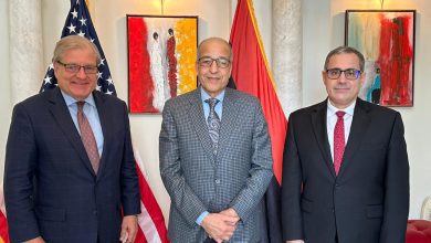 التقى محافظ مصرف ليبيا المركزي " الصديق الكبير" بالمبعوث الأمريكي الخاص لليبيا السفير " ريتشارد نورلاند " والقائم بالأعمال " برنت " . وناقش اللقاء – حسب تغريدة نشرت على حساب السفارة الأمريكية بموقع أكس -أهمية النزاهة التكنوقراطية لمصرف ليبيا المركزي واستقلاله في إدارة الموارد المالية لليبيا، بما في ذلك القضية الحاسمة المتمثلة في إعادة الإعمار بعد الفيضانات. وأكد المجتمعون – وفق نفس المصدر - على أن الاستجابة الفعالة لاحتياجات درنة والمجتمعات المتضررة الأخرى ستتطلب نهجًا موحدًا وشفافًا ومستندًا إلى الخبرة، بالتعاون مع المؤسسات الدولية، بما في ذلك البنك الدولي والأمم المتحدة.