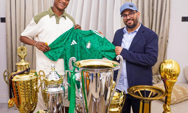 أعلن النادي الأهلي طرابلس عبر صفحته الرسمية على موقع التواصل الاجتماعي "فيس بوك" عن تعاقده مع المهاجم " عزوز المريمي " لمدة موسمين، وذلك لتعزيز خط هجوم الفريق الأول لكرة القدم. ويعد المريمي، القادم من نادي الهلال بنغازي، من أبرز المهاجمين في الدوري الليبي، حيث يمتاز بقدراته الفنية العالية وتهديده المستمر لمرمى الخصوم. ومن المتوقع أن يشكل إضافة قوية للفريق في الموسم المقبل. ويهدف الأهلي طرابلس من خلال هذه الصفقة إلى تعزيز قوته الهجومية ومواصلة المنافسة على البطولات المحلية والقارية.