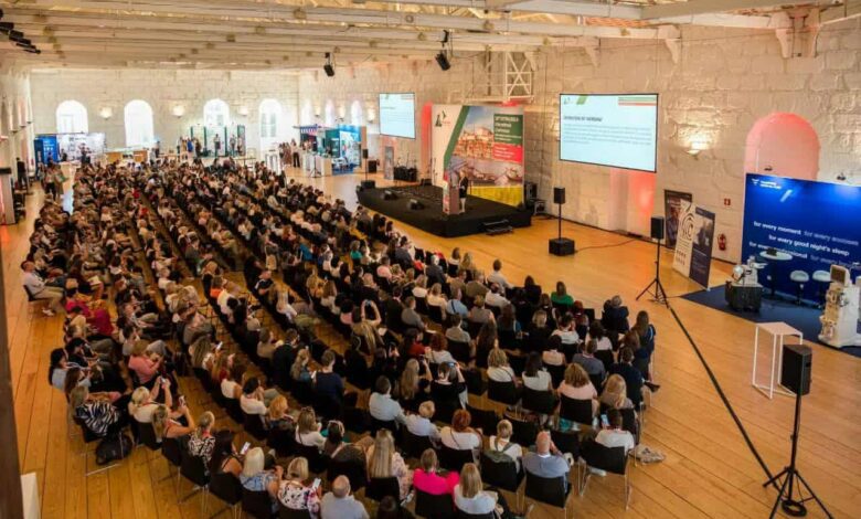 فنني غسيل الكلى يشاركون بأوراق بحثية في المؤتمر الأوروبي الثالث والخمسين لفنيي غسيل الكلى