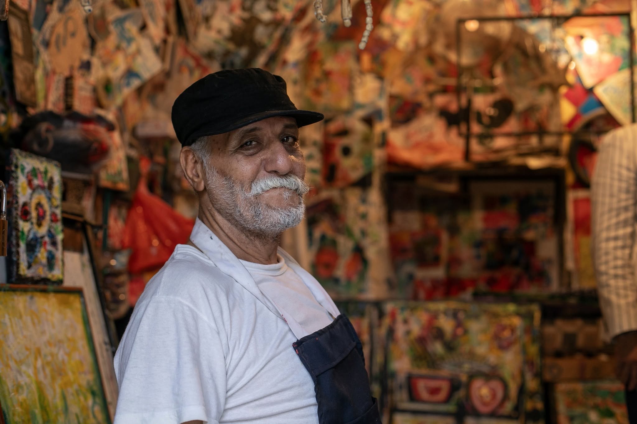 «تلوين».. البهلول الشريف يستحضر ذاكرة طرابلس وألوان المدينة القديمة